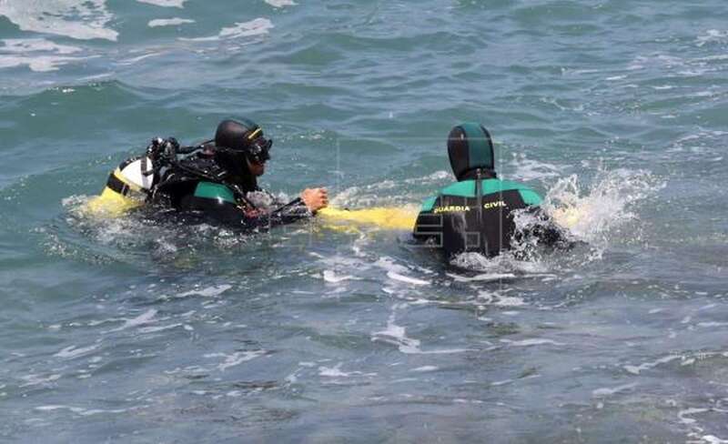  Dos submarinistas de la Guardia Civil, durante la búsqueda de los inmigrantes desaparecidos (Foto EFE /Elvira Urquijo A.)